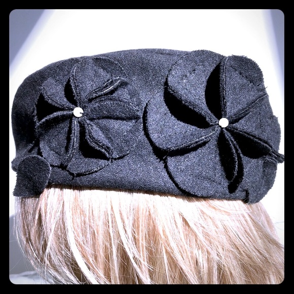 Boston Proper NWOT Charcoal wool flannel beret style flower & pearl trimmed hat main image 4